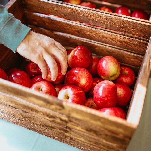 una caja de manzanas