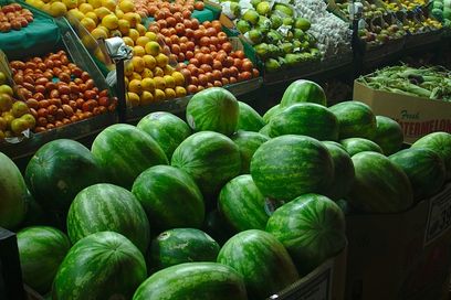 Variedad de frutas y verduras en una fruteria